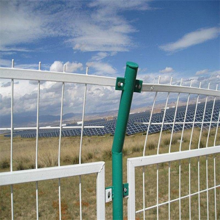 寧夏光伏電站圍欄網(wǎng),太陽(yáng)能發(fā)電區(qū)圍欄網(wǎng)表面處理方式